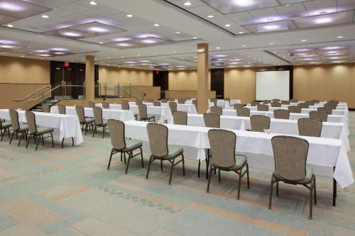 a conference room with a long table and chairs at Crowne Plaza Hotel Glen Ellyn/Lombard by IHG in Glen Ellyn