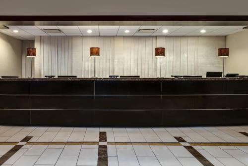 a waiting room with a long counter and chairs at Crowne Plaza Chicago O'Hare Hotel & Conference Center, an IHG Hotel in Rosemont