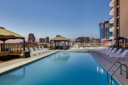 una piscina en la azotea de un edificio en Crowne Plaza Hotel Dallas Downtown, an IHG Hotel en Dallas