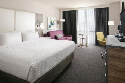 Tempat tidur dalam kamar di Crowne Plaza Dallas Love Field - Med Area, an IHG Hotel