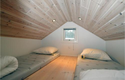 En eller flere senge i et værelse på Juelsminde Campinghytte