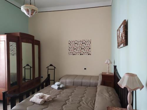 a bedroom with a bed with towels on it at Casa 900 in Pompei
