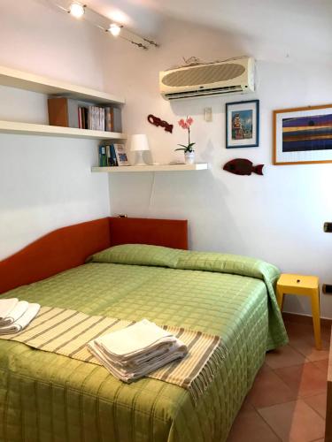 - une chambre avec un lit doté d'un couvre-lit vert dans l'établissement Nice House Near Park and Sea, à Gênes