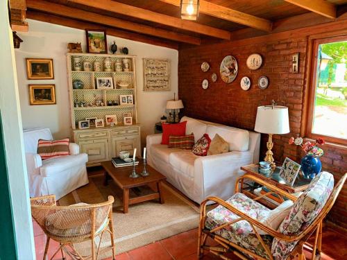 a living room with a couch and a table at Pinheiros do Rocio in Petrópolis
