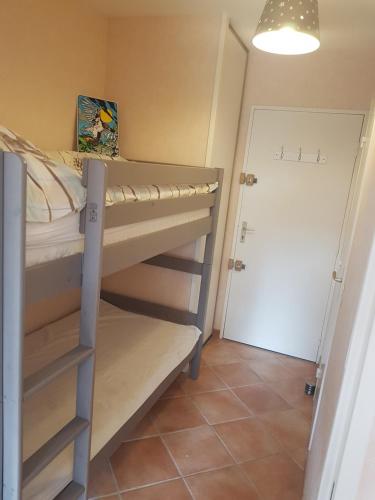 Cette chambre dispose de lits superposés et d'une porte. dans l'établissement Ker MARIE JO, à La Baule