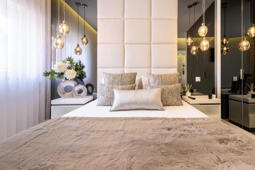 a bedroom with a large bed and a large mirror at Cascais Center Luxury Beach Apartment in Cascais