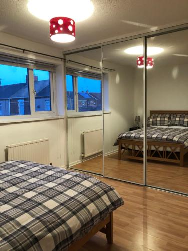 Säng eller sängar i ett rum på spacious 2 bedroom house