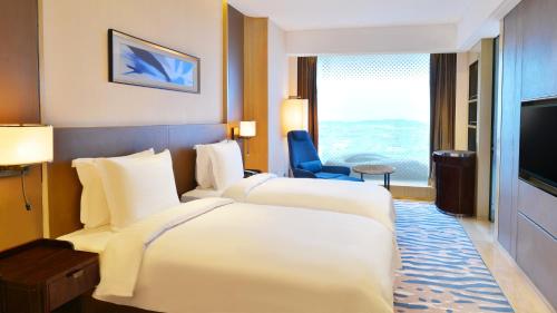 Postel nebo postele na pokoji v ubytování Crowne Plaza Dalian Sports Center by IHG