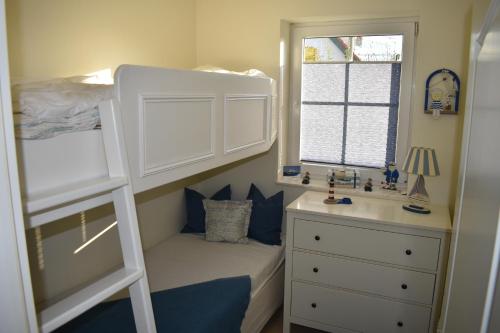 een kleine slaapkamer met een stapelbed en een bureau bij Anne Marie in Barendorf