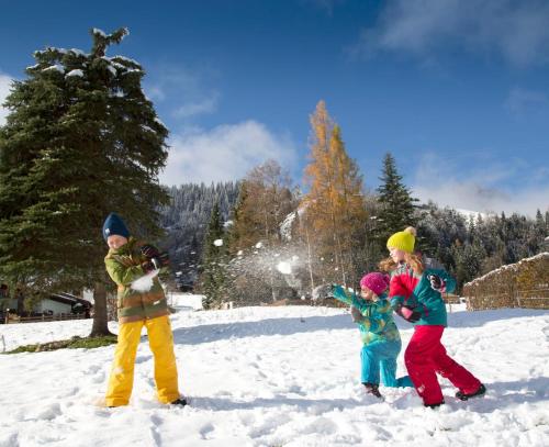 a group of three children playing in the snow at Appartement Heiss in Kleinarl