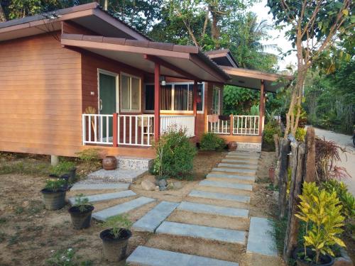 uma casa com um caminho que leva à sua frente em Mook Paradise Bungalow em Ko Mook