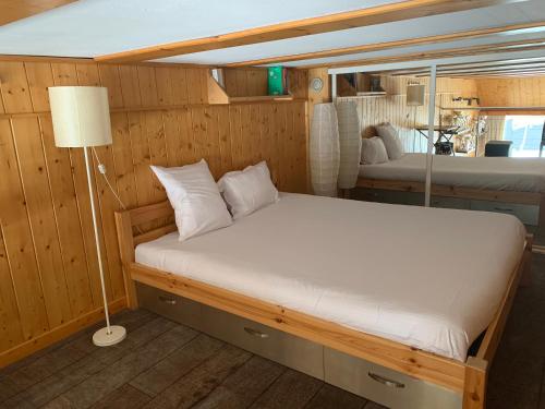 ein Schlafzimmer mit einem Bett in einem Boot in der Unterkunft Flaine Forum i1 Cassiopée Duplex Mezzanines & Terrasse in Flaine