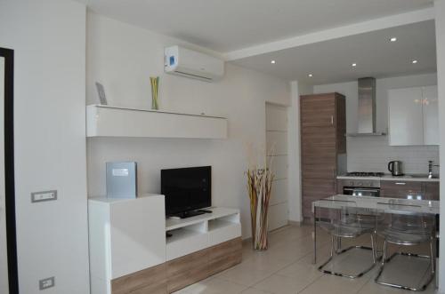 A kitchen or kitchenette at White Dream Spotorno