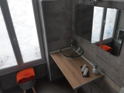 a bathroom with a sink and a mirror at Bed and Breakfast P&P Nîmes-Centre in Nîmes