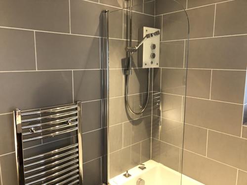 W łazience znajduje się prysznic i umywalka. w obiekcie Ash rock House w mieście Haverfordwest