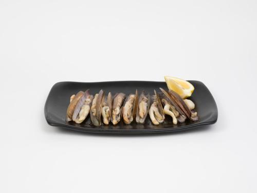 a tray of oysters with a slice of lemon at Hotel Roma in Sarria