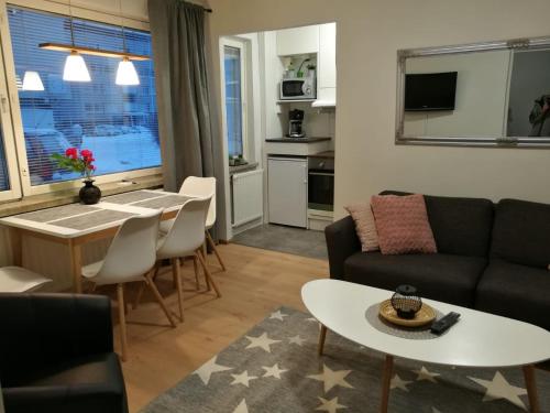 ein Wohnzimmer mit einem Sofa und einem Tisch in der Unterkunft StarHomes Oulu, double in Oulu