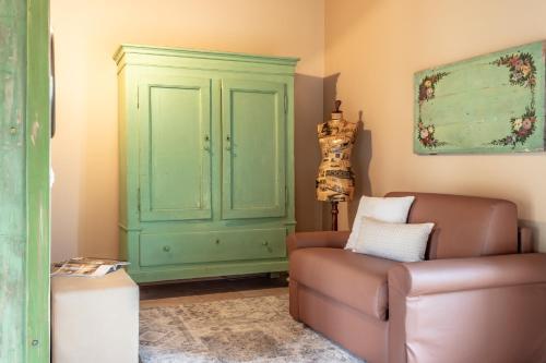 un soggiorno con armadio verde e divano di Monteborre a Cento