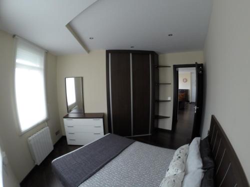 1 dormitorio con cama, tocador y espejo en Coqueto apartamento de 2 habitaciones en zona estación tren en A Coruña