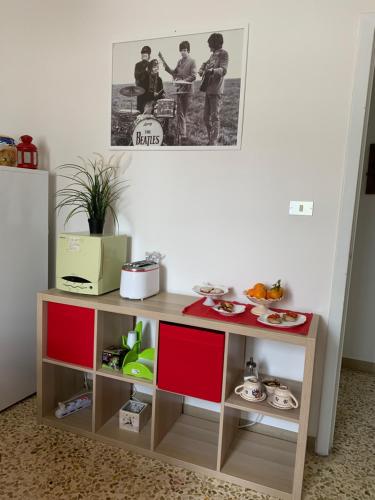 レッチェにあるLa casa di Chiccaのコーヒーテーブル(赤茶色の棚付)