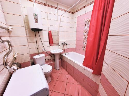 バルナウルにあるКвартира посуточно павловский тракт 221のバスルーム(トイレ、洗面台、シャワー付)