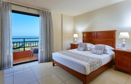 Un pat sau paturi într-o cameră la Vasia Resort & Spa