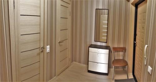 バルナウルにあるКвартира посуточно павловский тракт 221のクローゼット(デスク、椅子付)が備わる客室です。