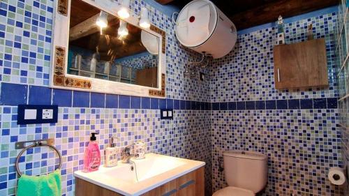 デルテブレにあるCasetes Joan de Pataca 5の青いタイル張りのバスルーム(洗面台、トイレ付)