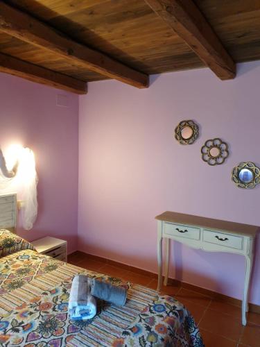 a bedroom with a bed and a table with a bed sidx sidx at Casetes Joan de Pataca 5 in Deltebre