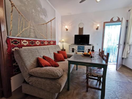 a living room with a couch and a table at Apartamentos Alma y Montaña in Cómpeta