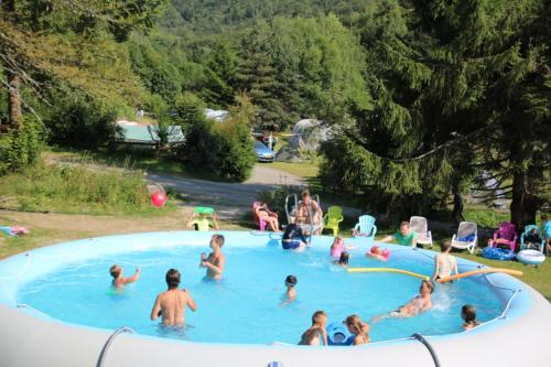 un grupo de personas jugando en una piscina en Ascou la Forge, en Ascou