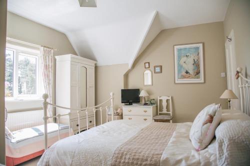 un bambino che giace su un letto in una camera da letto di Yew Tree Farm a Congleton