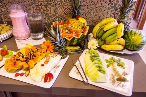 una tabella ricoperta di piatti di frutta e verdura di Hotel Balneário do Parque a Penha