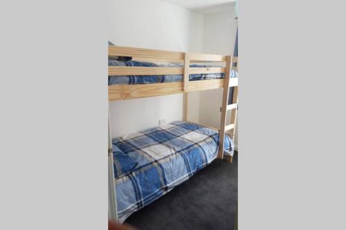ein Schlafzimmer mit Etagenbetten und einer Leiter in der Unterkunft Rutland View in Oakham