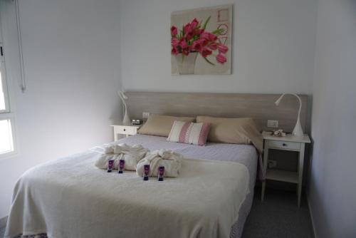 テルデにあるBright flat in Salinetas Beachのベッドルーム1室(ベッド1台、タオル2枚付)