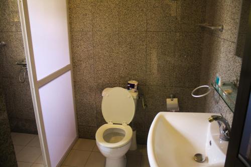 Salle de bains dans l'établissement Hôtel Résidence Madiba