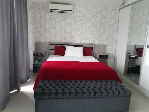 1 dormitorio con 1 cama grande con manta roja en Residencial helena cobertura, en Bombinhas