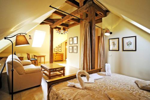 Postel nebo postele na pokoji v ubytování Hotel Kristin Hrádek