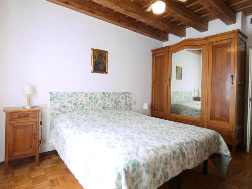 una camera con un grande letto e un armadio in legno di Delicious Apartament near St. Mark Square a Venezia