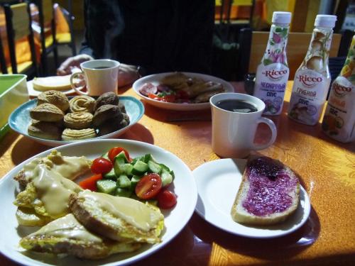 Nomad Horse Camp في Nalayh: طاولة مع أطباق من الطعام وأكواب من القهوة