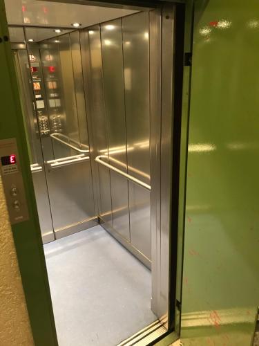 a glass door of a walk in closet with aillanceillanceillanceillanceillanceillance at Apartments Braunschweig - Noahs Home - Balkon - Küche - Parkplatz in Braunschweig