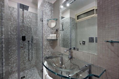 BW Signature Collection Hotel Paradiso tesisinde bir banyo
