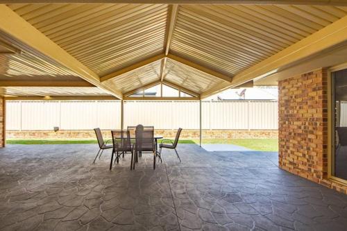 un patio con mesa y sillas en un pabellón en Executive and Family Home Large - Flinders View 24, en Ipswich