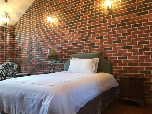 a bedroom with a brick wall and a bed at 墾丁勿忘我城堡莊園 in Hengchun