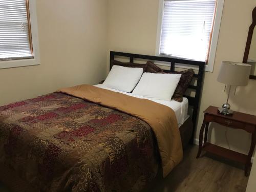 um quarto com uma cama com almofadas brancas e uma mesa em Mon Chateau em Peoria