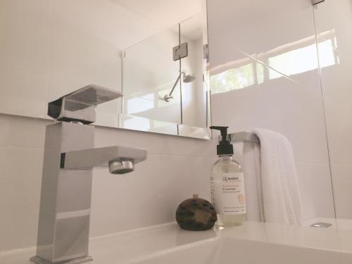 butelka mydła na zlewie w łazience w obiekcie Nepean by Gateway Lifestyle Holiday Parks w mieście Penrith