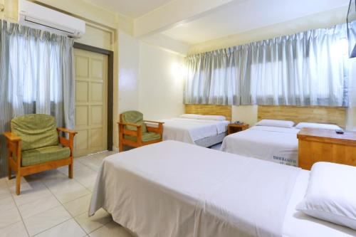 Llit o llits en una habitació de Nan Yeang Hotel