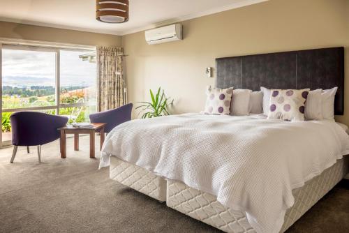 A bed or beds in a room at Ribbonwood Country House