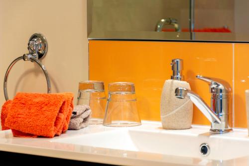 a bathroom sink with towels and a faucet at Ribbonwood Country House in Cheviot