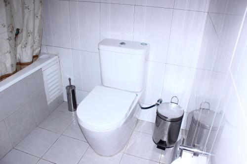 Ett badrum på Muyenga Luxury Vacation Home